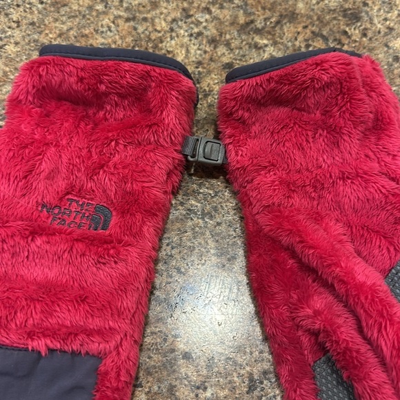 The North Face Thermal Fleece Mittens Size Medium Fuchsia Gray Soft Warm - Picture 6 of 9